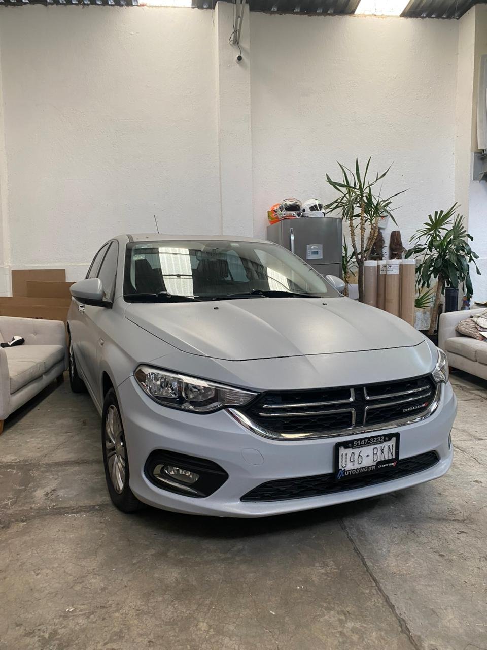 Dodge Attitude con wrap plata satin